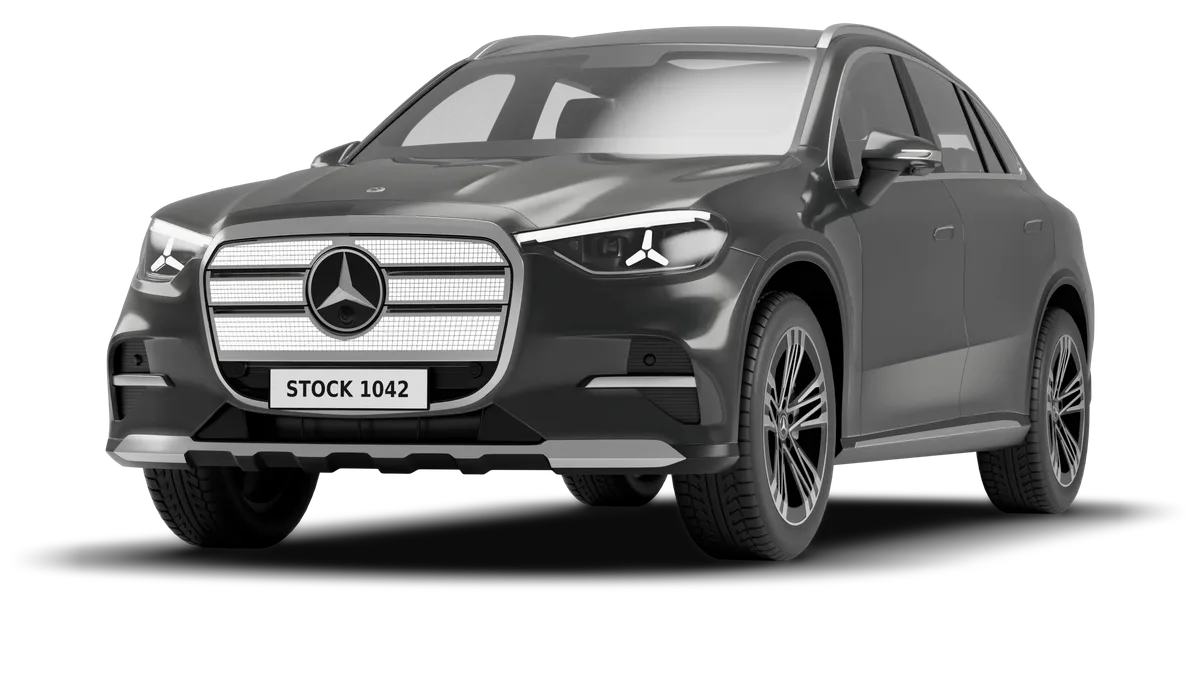 Mercedes-Benz GLC EQ con "STOCK 1042" en la placa